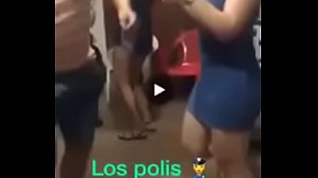 Венесуэльцы танцуют с перуанской полицией, прежде чем стать кулеадами