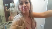 Mirella à Rio de Janeiro se prépare dans la salle de bain