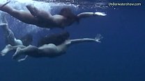 裸で泳ぐテネリフェ島の女の子