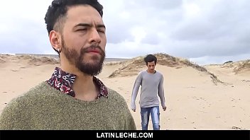 LatinLeche - Um Quente Latino Stud recebe o pinto chupado na praia