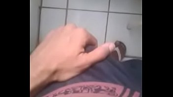 Leonardo Rodrigues de Cueca Boxer Preta no Banheiro
