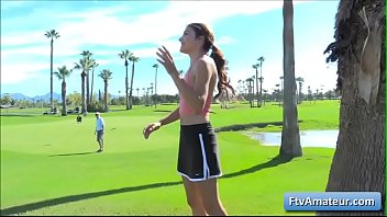 Morena jovencita amateur Adria corriendo desnuda en el campo de golf