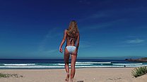 PISS PISS TRAVEL - La nudiste russe Sasha Bikeyeva pisse sur une plage publique de Doninos en Galice Espagne