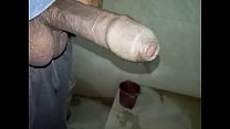 Masturbação jovem indiano gozando depois de mijar no banheiro