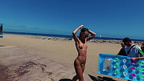 TRAVEL NUDE - Chuveiro de praia público com garota russa Sasha Bikeyeva Gran Canaria Maspalomas