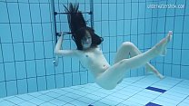 Vierge Umora Bajankina nageant sous l'eau