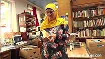 El dueño de la librería se folla a una milf musulmana feliz