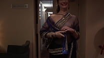 インドの女優は、シースルーサリーとゲストが彼女を見るとホテルで裸で歩くことをあえてします