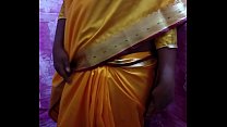 Desi chica caliente mostrando sus activos desnudándose en sari