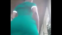 L'infermiera ghanese dal culo grosso mostra mosse twerking