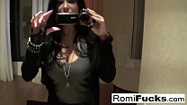 Película casera de sexo en un hotel con la sexy Romi Rain