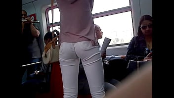 Bons ativos: calças brancas no trem