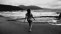Esposa nua na praia