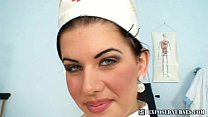 Uniforme de enfermera vistiendo sandra pussy masturbación en gyno