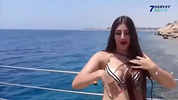 Uma egípcia dança com Maya Khalifa e elas fazem sexo uma com a outra