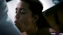 Alina Lopez concorda em fazer sexo com Dick e ela tem sua buceta comida antes de cair para uma cabeça