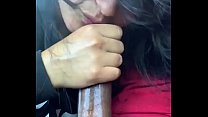 Latina suce une bite sur le siège avant pendant que son amie enregistre