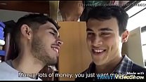 Latino espanhol aceita dinheiro para fuder com o amigo