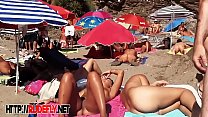 La webcam Voyeur cattura i dilettanti nudi e mezzo nudi sulla spiaggia