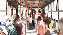Loira de cabelos compridos fodida em ônibus público