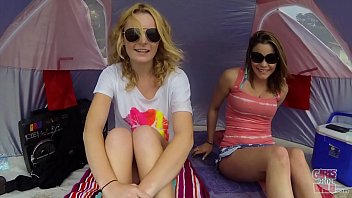 GIRLS GONE WILD - Die lesbische Audrianna & Britney werden am Strand wild