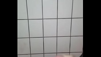Masturbando no banheiro de bermuda.