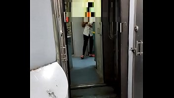 Priyaanil Delhi cpl em trem durante viagem a Goa