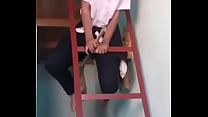 Un joven enojado sube una escalera para bailar y romper una escoba en Lam Dong
