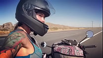 Felicity feline motocicleta nena montando aprilia en sujetador