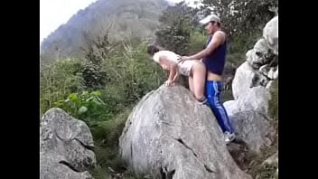 Touristen, die Sex im Wald haben, mehr unter http://bit.ly/ChekanaZephiline