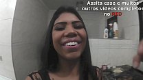 Lunna Vaz nimmt Milch in den Mund, während Lucão zu Abend isst - Vlog # 4