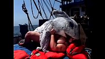 Tia Davis se fait enculer par un homme en costume de dauphin sur le bateau