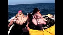 Quatro salva-vidas sujos do BBW se fodem no convés com brinquedos no barco