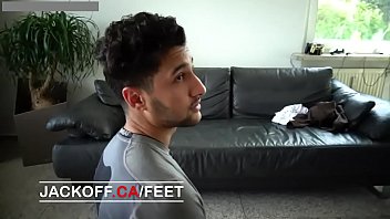 Dos chicos árabes humillan a un esclavo de pies