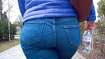Ehrliche Big Ass Blonde In Engen Jeans
