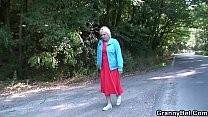 Автостопом сняли бабушку-блондинку и трахнули раком на обочине дороги