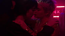 femme embrasse assis dans un bar avec des lumières roses