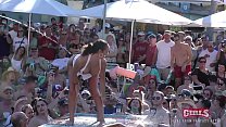 Безумная киска тверкает на вечеринке у бассейна, шлюшки на фестивале Key West
