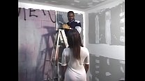Ebony Enceinte Lady Amber Kelly überredete Bauarbeiter, Innenarbeiten durchzuführen, um ihre Muschi mit seinen massiven Werkzeugen zu polieren