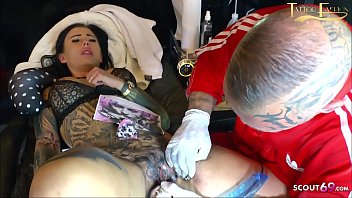 La giovane donna tedesca Biancaneve si fa tatuare la fica e succhia un cazzo allo stesso tempo