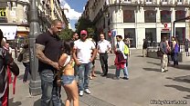 Испанскую крошку трахнули в публичном секс-шопе