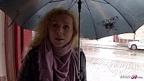 Ama de casa alemana follada a pelo en un casting callejero real en Berlín - MILF alemana