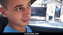 LatinLeche - Sweet Boy suga o pau do cameraman em um carro por algum dinheiro