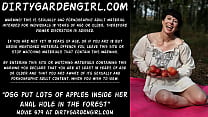 Dirtygardengirl colocou muitas maçãs dentro de seu buraco anal na floresta