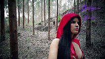 Rotkäppchen Tatiana Morales ist im Wald versunken und frisst das Wolfsspecial Halloween
