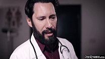 Doctor ofrece embarazar a cliente tetona
