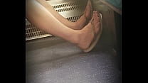 Offene Füße in Flip Flops im Zug London Großbritannien