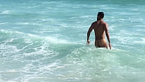 Nackt am Strand von Rio de Janeiro