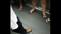 chica caliente en pantalones cortos en el metro