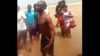 Liberiano con la cabeza agrietada hace una mamada en la playa